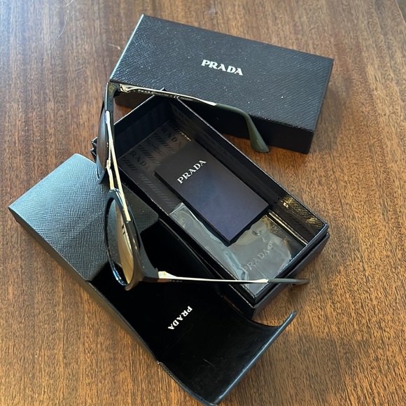 Prada sunglasses - Picture 3 of 3